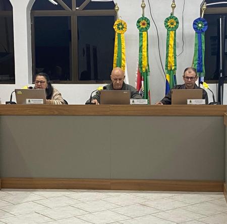 Vereadores reúnem-se com dois projetos de lei em pauta