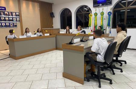 Jovens vereadores participam de mais uma sessão do Programa Câmara Mirim