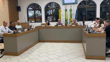 Vereadores aprovam projetos e apresentam novos pedidos durante sessão ordinária