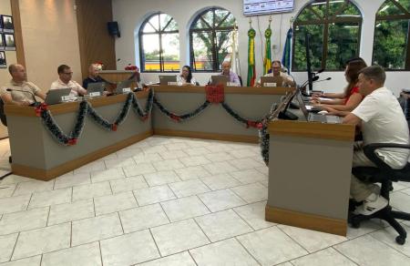 Vereadores analisam projetos que impactam turismo, escolas e contribuintes de Cruzeiro do Sul